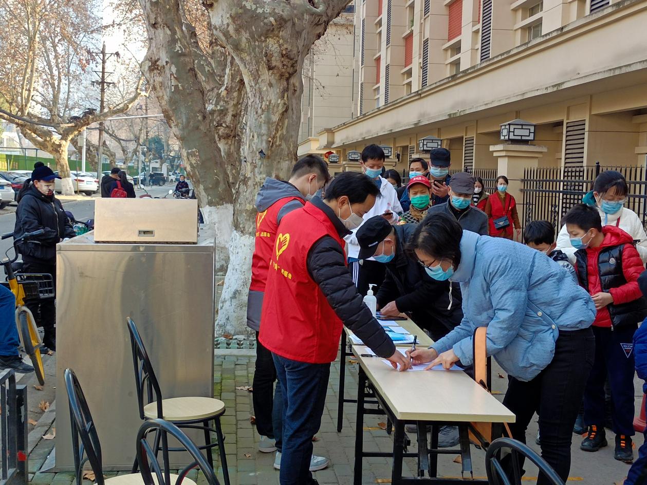 杨甫引导居民登记