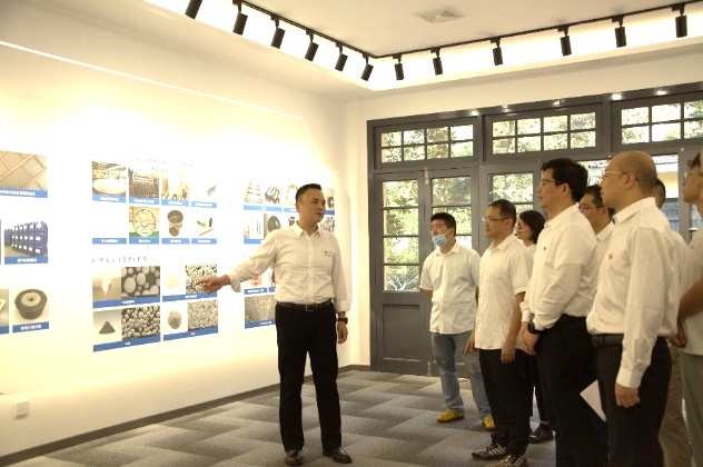 一群人站在室内

描述已自动生成