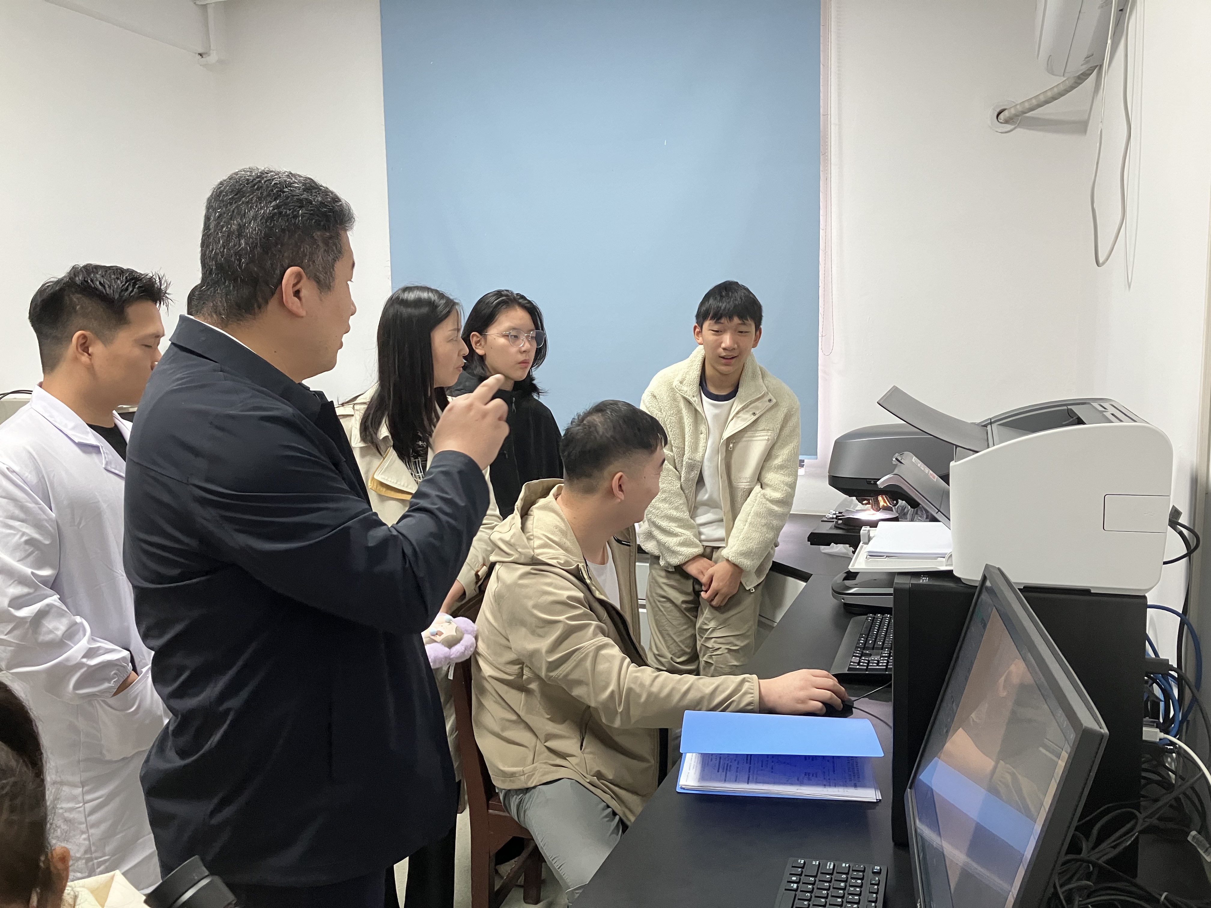 实验室参观3.jpg